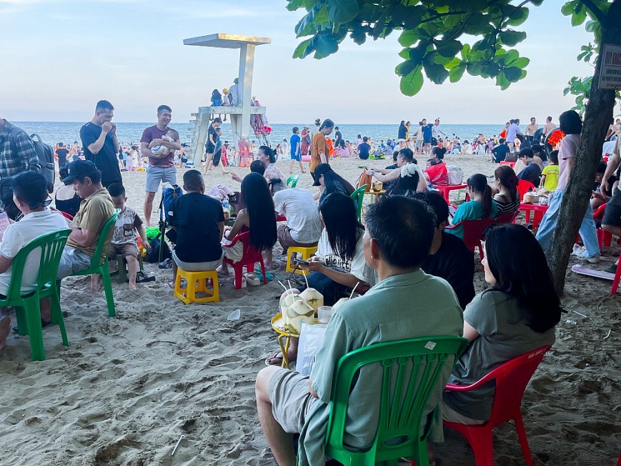 Sắp hết lễ, biển Sầm Sơn vẫn đông nghịt người tắm Sắp hết lễ, biển Sầm Sơn vẫn đông nghịt người tắm