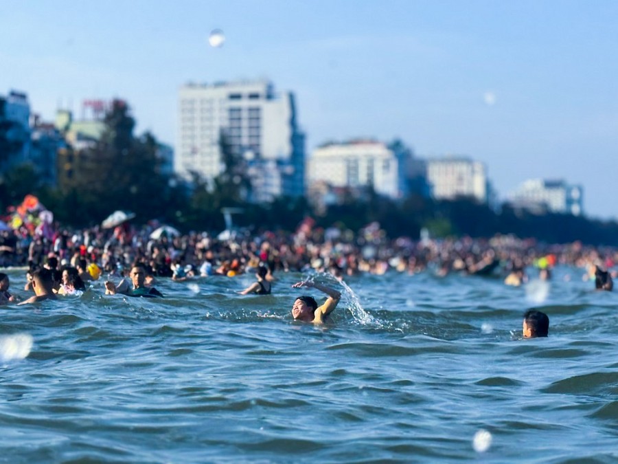 Sắp hết lễ, biển Sầm Sơn vẫn đông nghịt người tắm