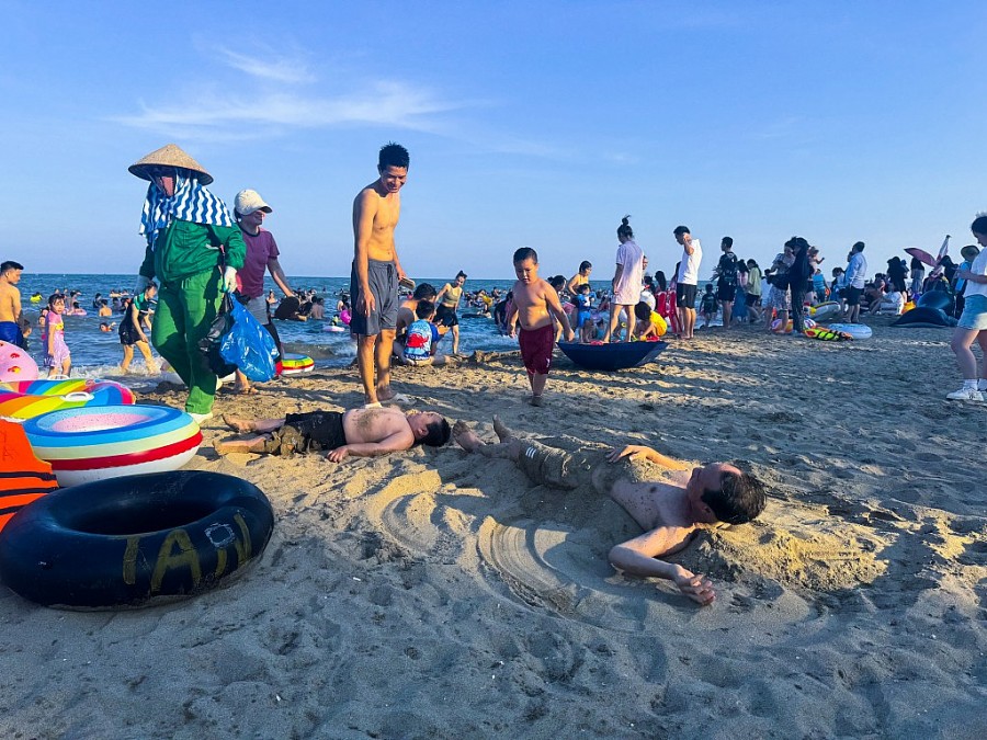 Sắp hết lễ, biển Sầm Sơn vẫn đông nghịt người tắm Sắp hết lễ, biển Sầm Sơn vẫn đông nghịt người tắm