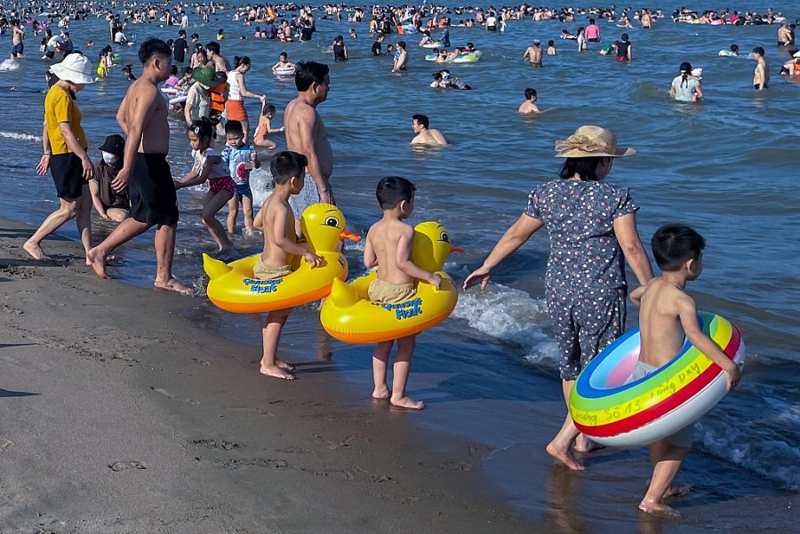 Sắp hết lễ, biển Sầm Sơn vẫn đông nghịt người tắm Sắp hết lễ, biển Sầm Sơn vẫn đông nghịt người tắm