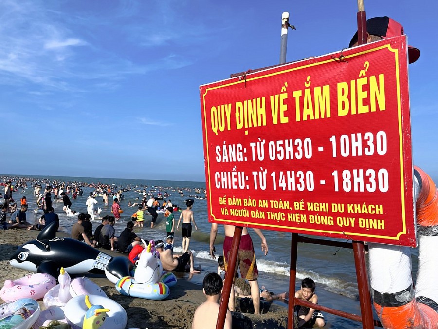 Sắp hết lễ, biển Sầm Sơn vẫn đông nghịt người tắm Sắp hết lễ, biển Sầm Sơn vẫn đông nghịt người tắm