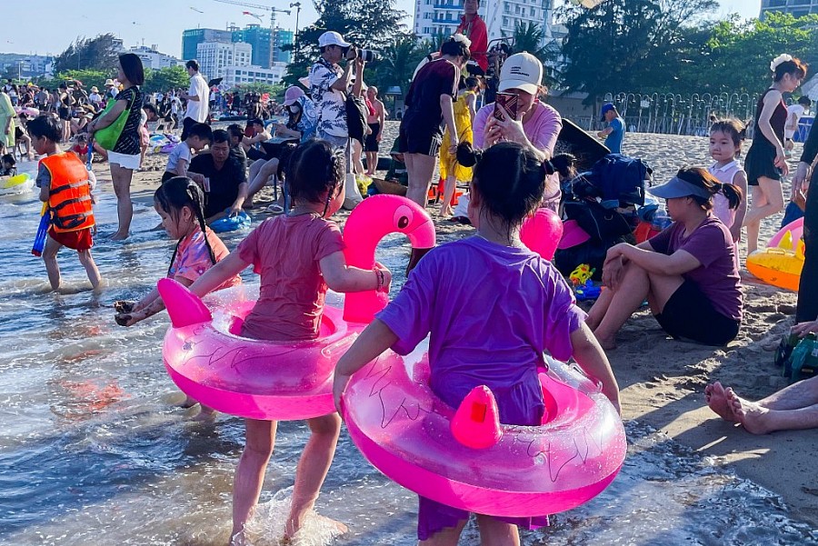 Sắp hết lễ, biển Sầm Sơn vẫn đông nghịt người tắm Sắp hết lễ, biển Sầm Sơn vẫn đông nghịt người tắm