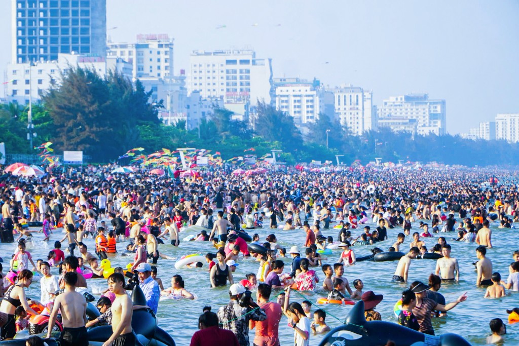 Sắp hết nghỉ lễ, biển Sầm Sơn vẫn đông nghịt người tắm Sắp hết nghỉ lễ, biển Sầm Sơn vẫn đông nghịt người tắm