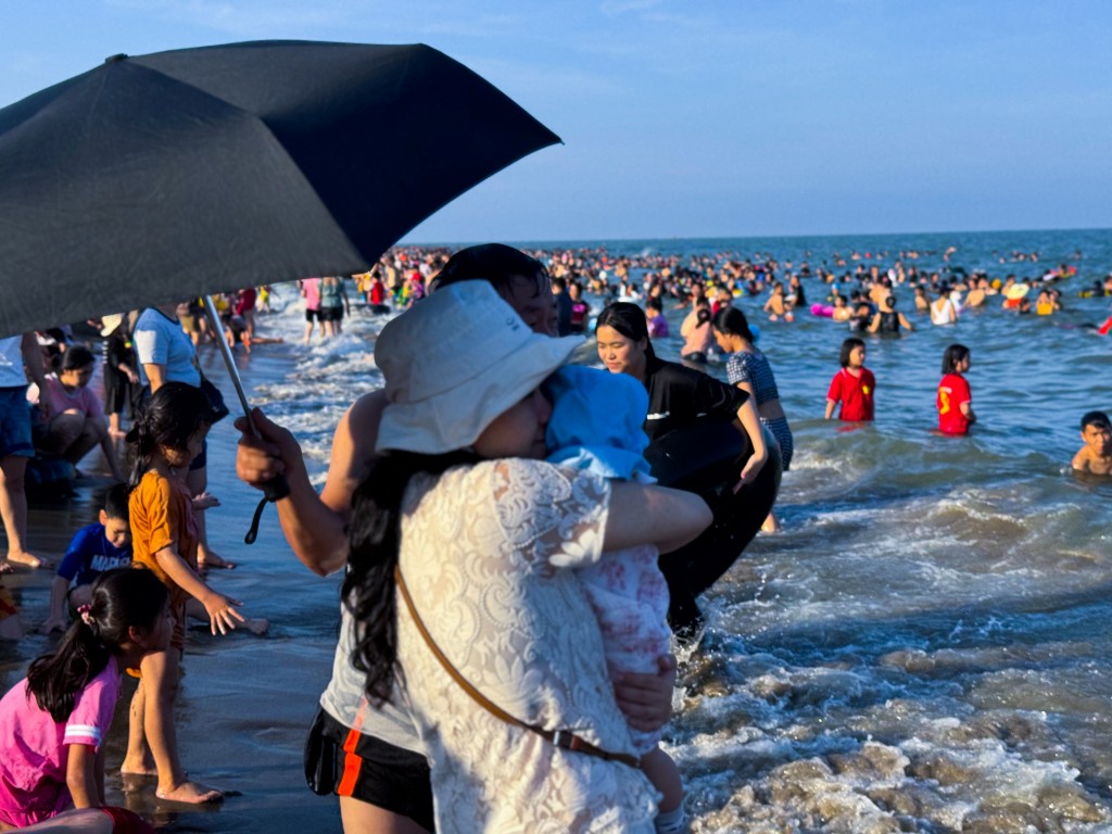 Sắp hết nghỉ lễ, biển Sầm Sơn vẫn đông nghịt người tắm Sắp hết nghỉ lễ, biển Sầm Sơn vẫn đông nghịt người tắm