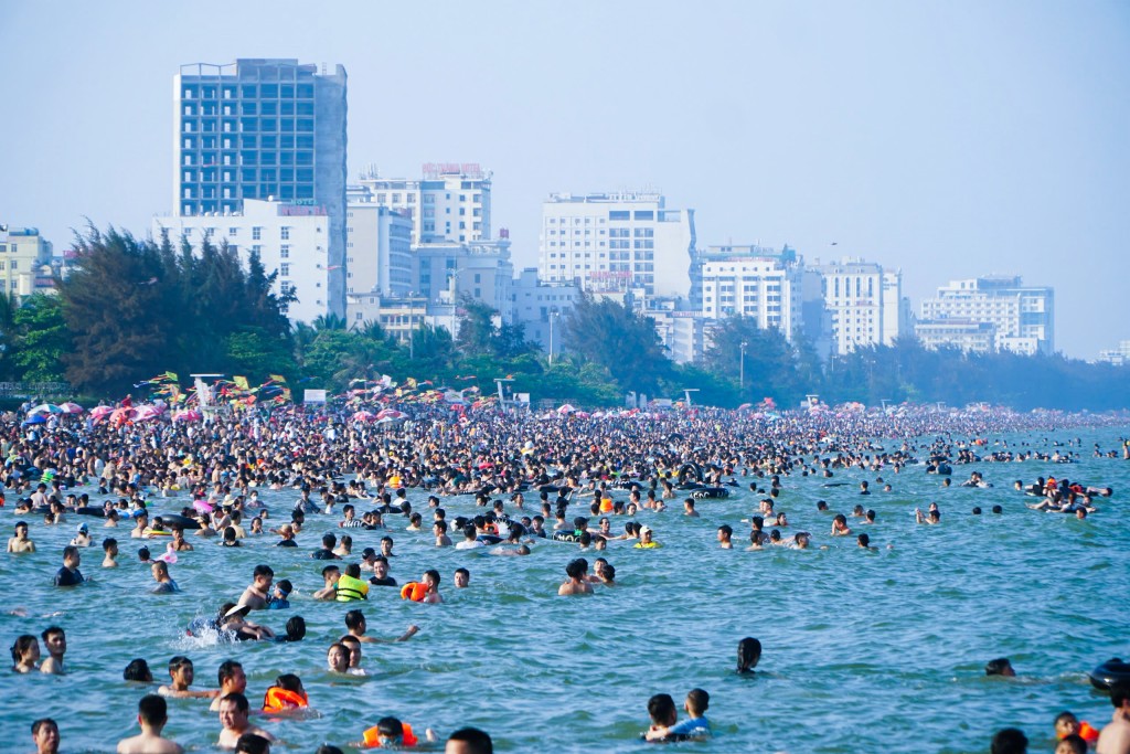 Sắp hết nghỉ lễ, biển Sầm Sơn vẫn đông nghịt người tắm Sắp hết nghỉ lễ, biển Sầm Sơn vẫn đông nghịt người tắm