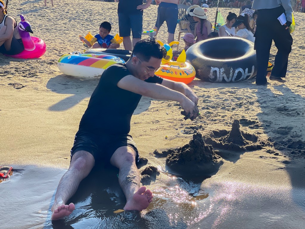 Sắp hết nghỉ lễ, biển Sầm Sơn vẫn đông nghịt người tắm Sắp hết nghỉ lễ, biển Sầm Sơn vẫn đông nghịt người tắm