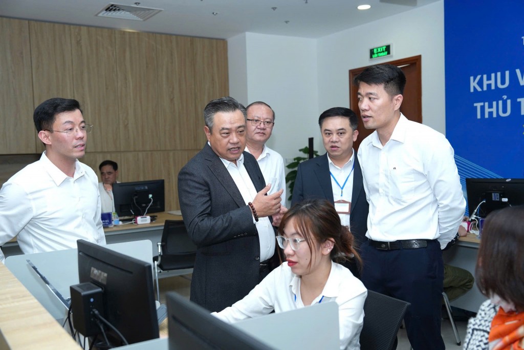 Chủ tịch Hà Nội Trần Sỹ Thanh kiểm tra thực tế tại Chi nhánh số 1 - Trung tâm phục vụ hành chính công 