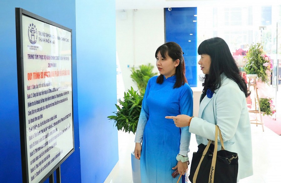 Người dân làm thủ tục hành chính tại Trung tâm Phục vụ hành chính công Hà Nội