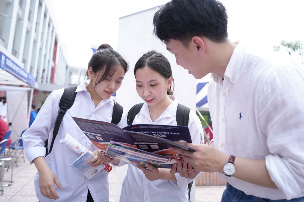 Học sinh được tư vấn hướng nghiệp