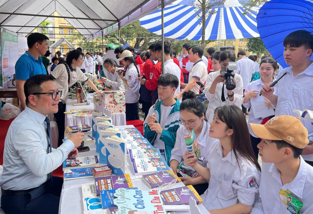 Còn Thạc sĩ Lê Anh Tuấn, chuyên gia hướng nghiệp và khởi nghiệp, thuộc Thành đoàn Hà Nội tư vấn cho các em học sinh
