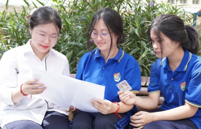 Giữa nắng cháy, màu áo xanh vẫn rộn ràng khắp chốn