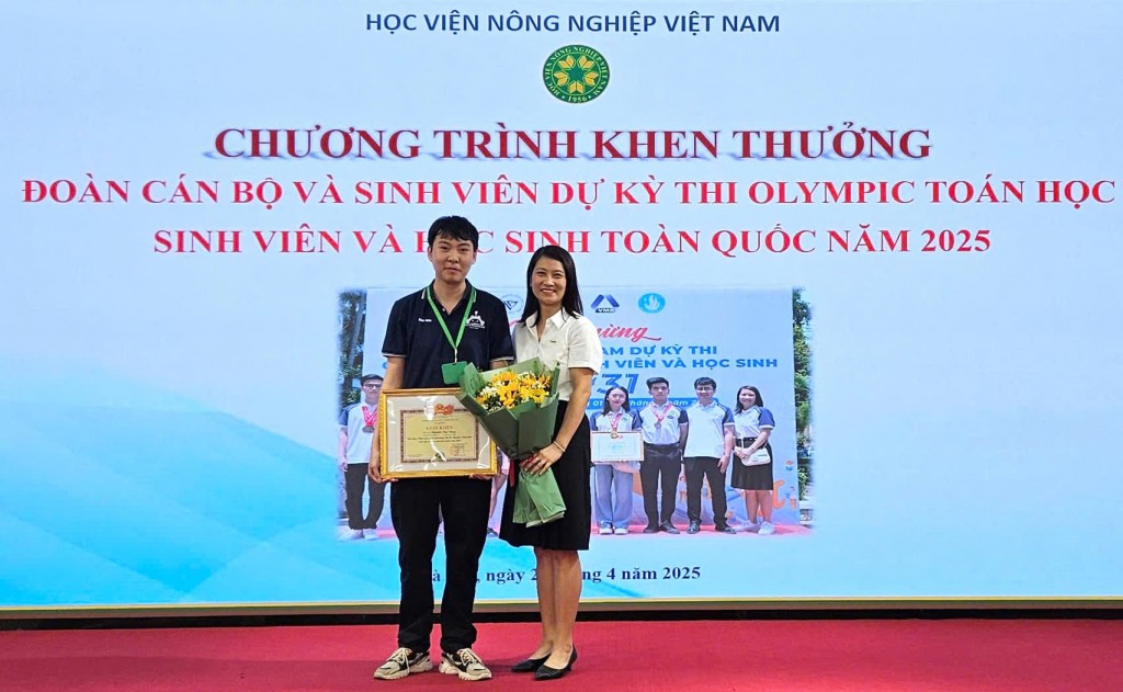  Nguyễn Vân Dũng rạng rỡ khi được Học viện Nông nghiệp Việt Nam vinh danh sau Kỳ thi Olympic Toán học toàn quốc