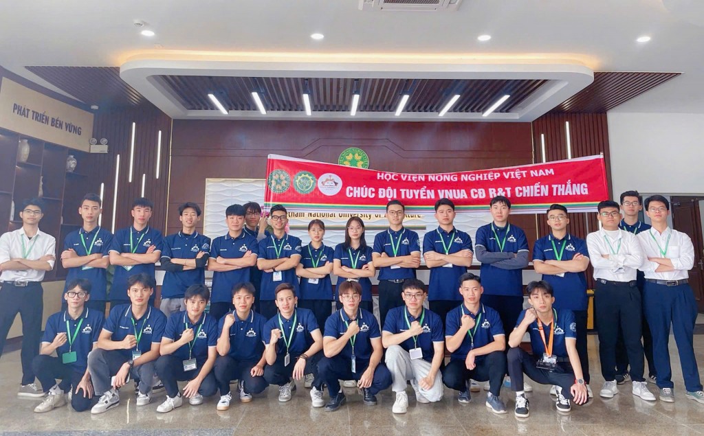 Mỗi cơ hội học hỏi đều là những trải nghiệm xứng đáng trên chặng đường nỗ lực của Dũng (đứng thứ 4, hàng 2, từ phải qua)