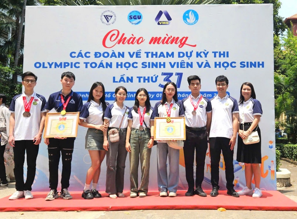 Bảng vàng thành tích tạo tiền đề học tập tốt cho Dũng (thứ 2, từ trái qua) trong mọi môi trường