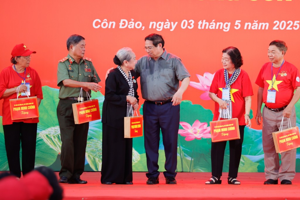 Thủ tướng tặng quà cho các đại biểu - Ảnh: VGP/Nhật Bắc