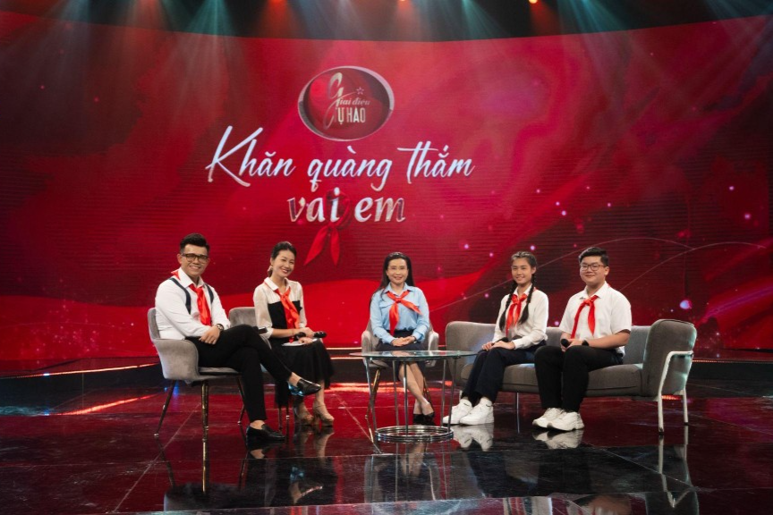 Chị Nguyễn Phạm Duy Trang – Bí thư TW Đoàn, Chủ tịch Hội đồng Đội Trung ương cùng 2 Đội viên tiêu biểu Lê Quang Vinh và Nguyễn Ngọc Tuyết Anh giao lưu với MC Đức Bảo và MC Hồng Nhung