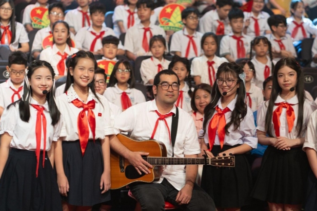 “Khăn quàng thắm vai em” - hành trình cảm xúc về tuổi thơ