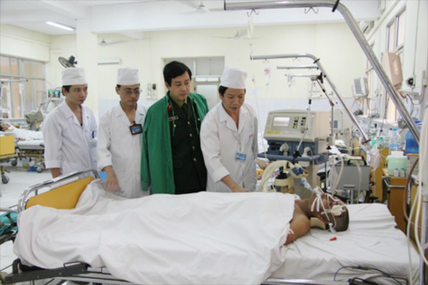 PGS.TS Thiếu tướng Hoàng Mạnh An - Giám đốc Bệnh viện Quân đội 103 trong công tác cứu chữa bệnh nhân