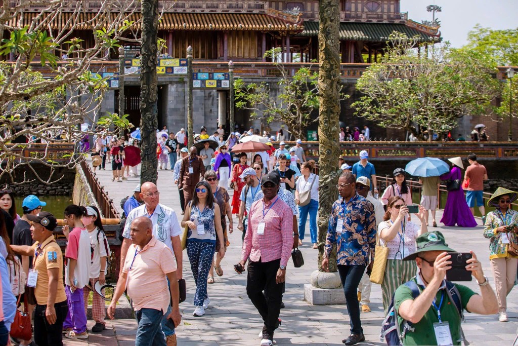 Du khách tham quan Đại Nội Huế