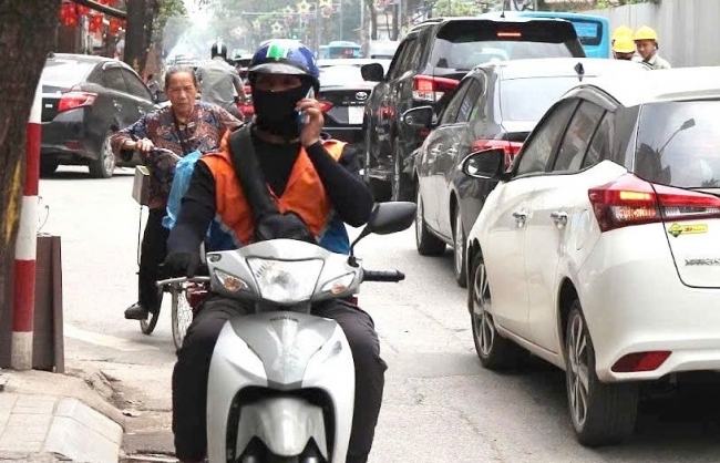 Một tay lái, một tay điện thoại: Cái giá có thể là sinh mạng