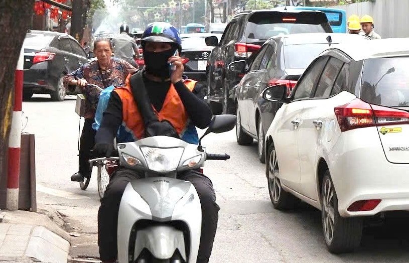 Một tay lái, một tay điện thoại: Cái giá có thể là sinh mạng