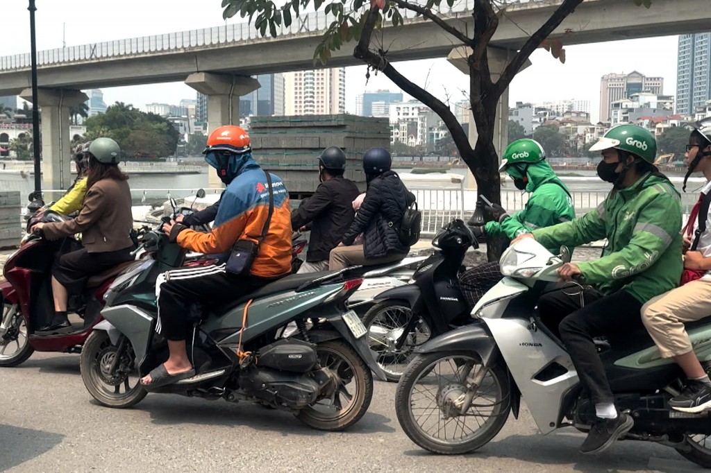 Sử dụng điện thoại khi lái xe không chỉ là hành vi vi phạm Luật Giao thông đường bộ mà còn tiềm ẩn nguy cơ tai nạn