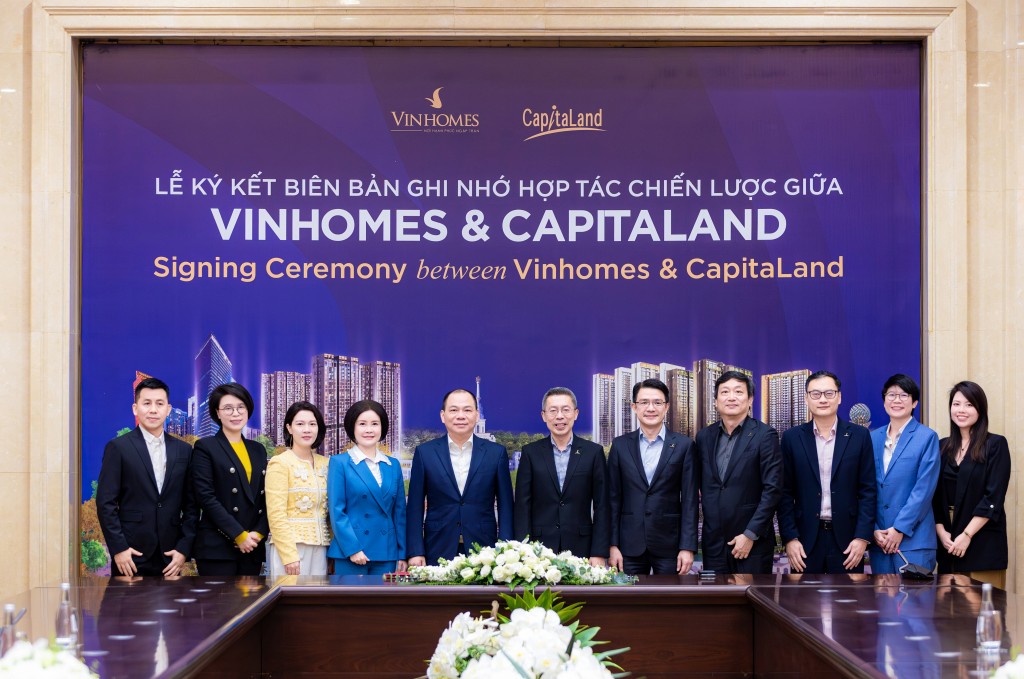 Lễ ký kết Biên bản ghi nhớ có sự hiện diện của ông Jonathan Yap - Tổng Giám đốc CLD (giữa), ông Phạm Nhật Vượng - Chủ tịch Tập đoàn Vingroup (thứ năm từ trái sang), cùng các lãnh đạo hai bên