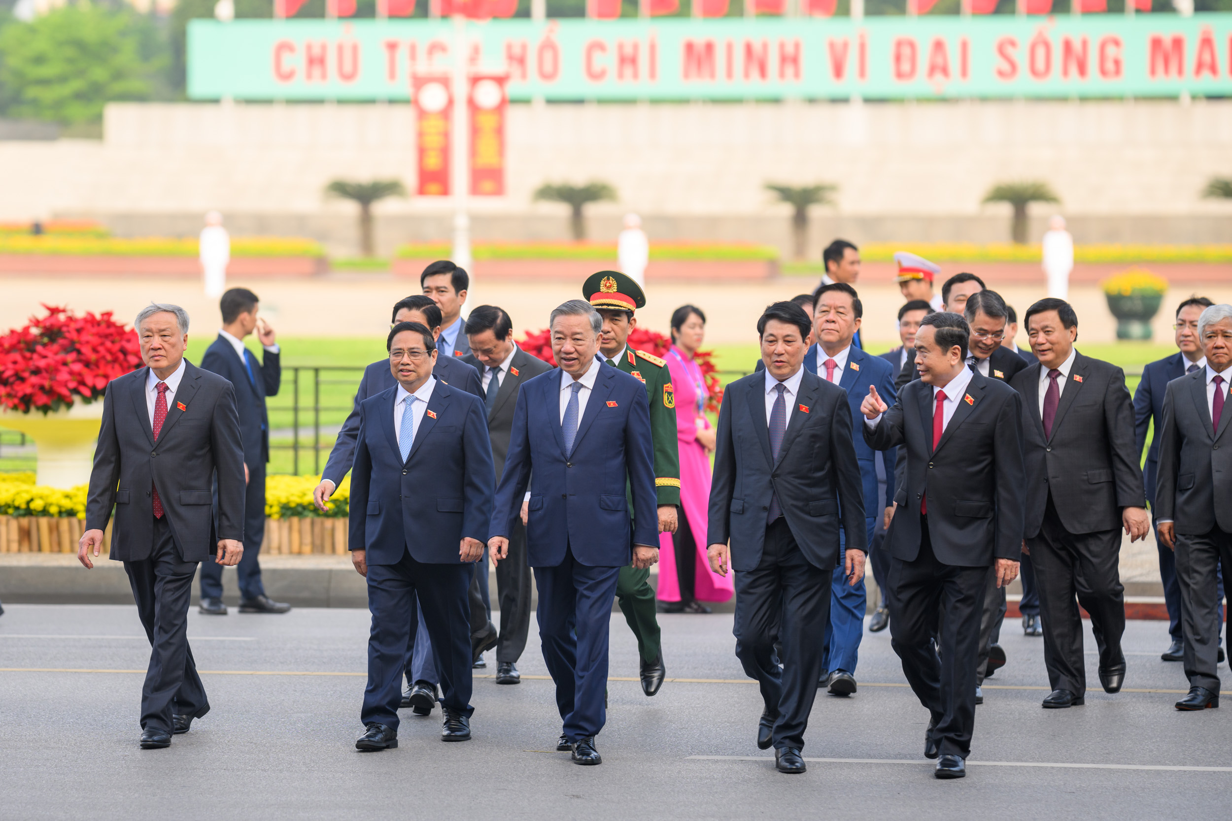 Lãnh đạo Đảng, Nhà nước và các đại biểu Quốc hội vào Lăng viếng Chủ tịch Hồ Chí Minh