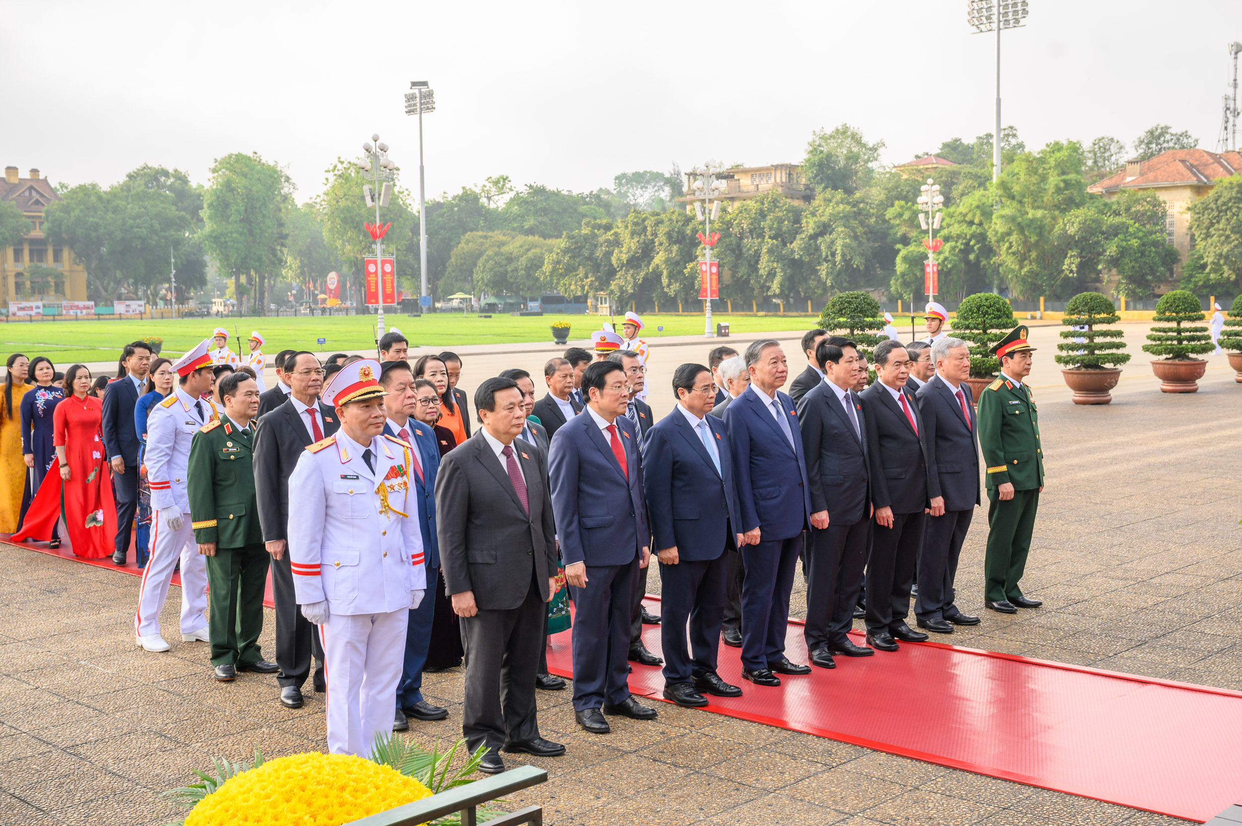 Lãnh đạo Đảng, Nhà nước và các đại biểu Quốc hội vào Lăng viếng Chủ tịch Hồ Chí Minh