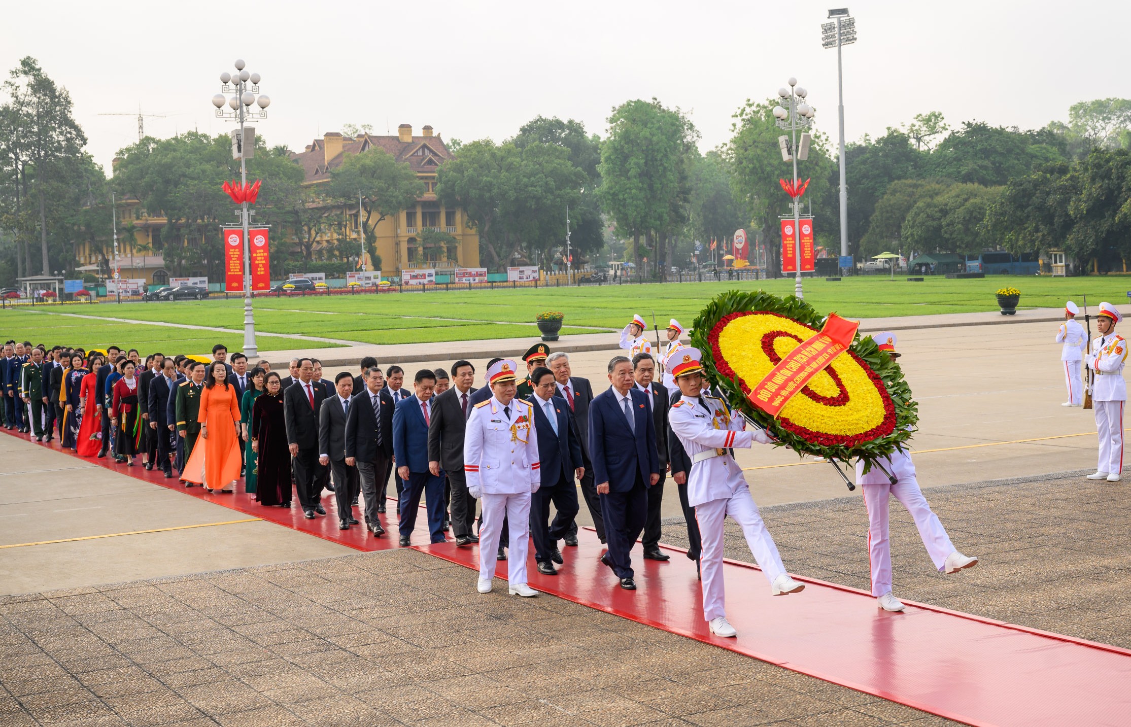 Lãnh đạo Đảng, Nhà nước và các đại biểu Quốc hội vào Lăng viếng Chủ tịch Hồ Chí Minh