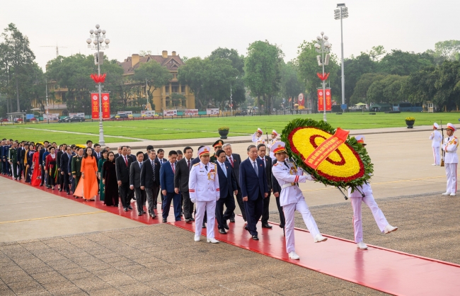 Lãnh đạo Đảng, Nhà nước và các đại biểu Quốc hội vào Lăng viếng Chủ tịch Hồ Chí Minh