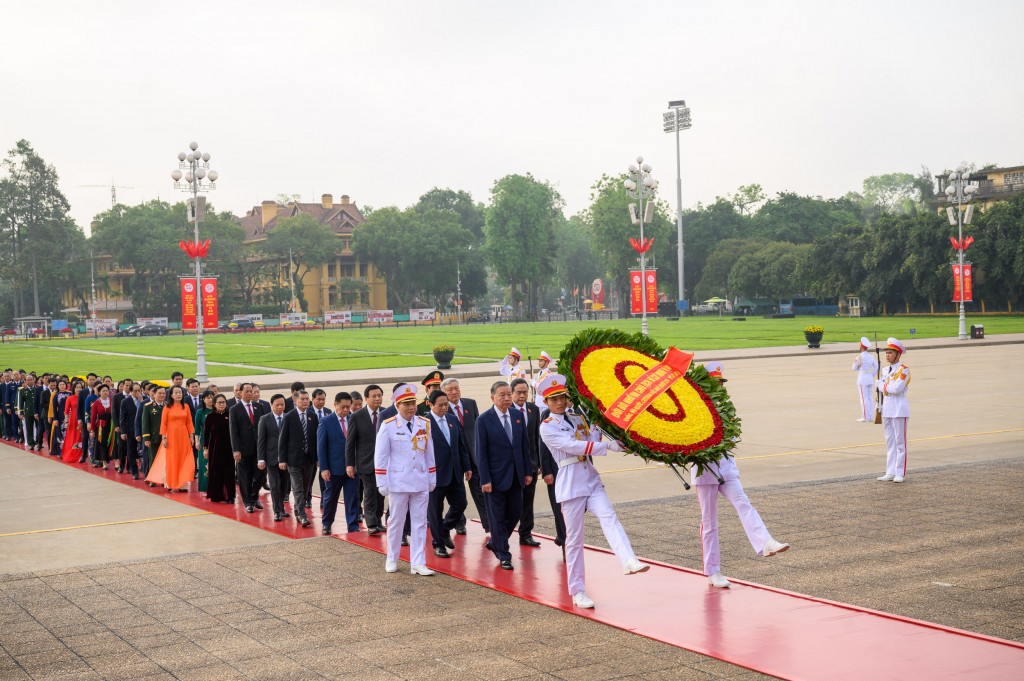 Lãnh đạo Đảng, Nhà nước và các đại biểu Quốc hội vào Lăng viếng Chủ tịch Hồ Chí Minh