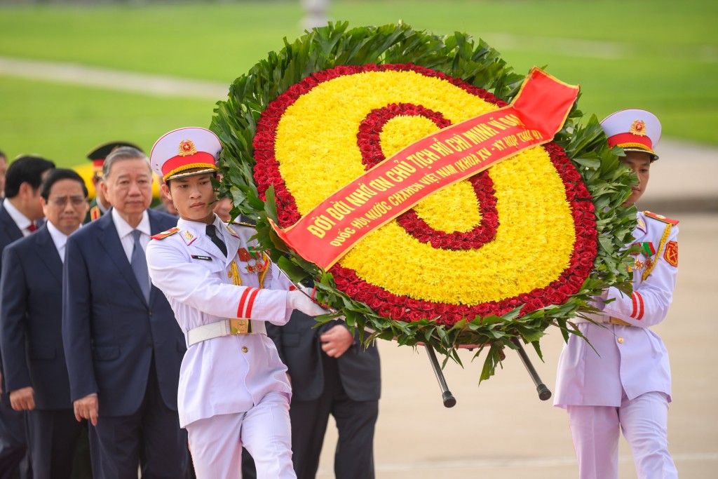 Lãnh đạo Đảng, Nhà nước và các đại biểu Quốc hội vào Lăng viếng Chủ tịch Hồ Chí Minh