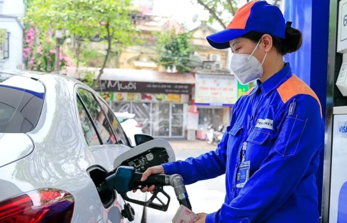 Giá xăng RON95-III giảm về gần ngưỡng 19.500 đồng mỗi lít