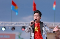 Tùng Dương hạnh phúc vì được hát "Quốc ca" tại Nhật Bản