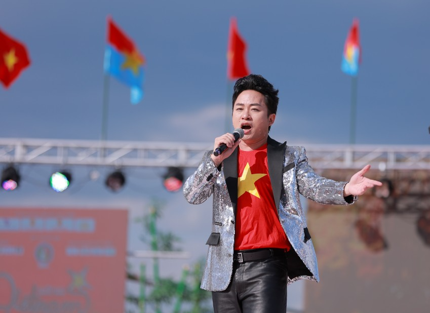 Tùng Dương hạnh phúc vì được hát 