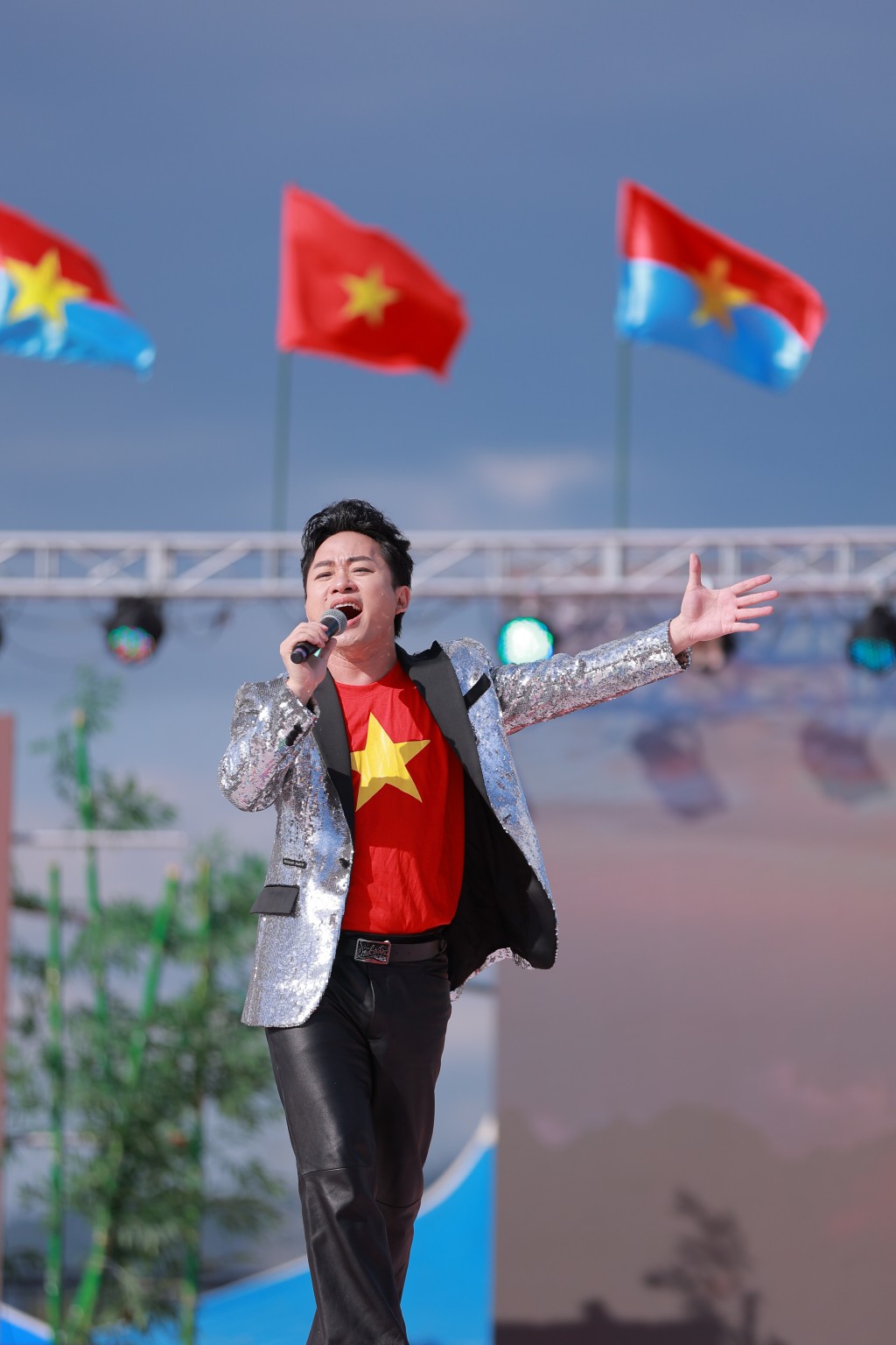 Tùng Dương hạnh phúc vì được hát 