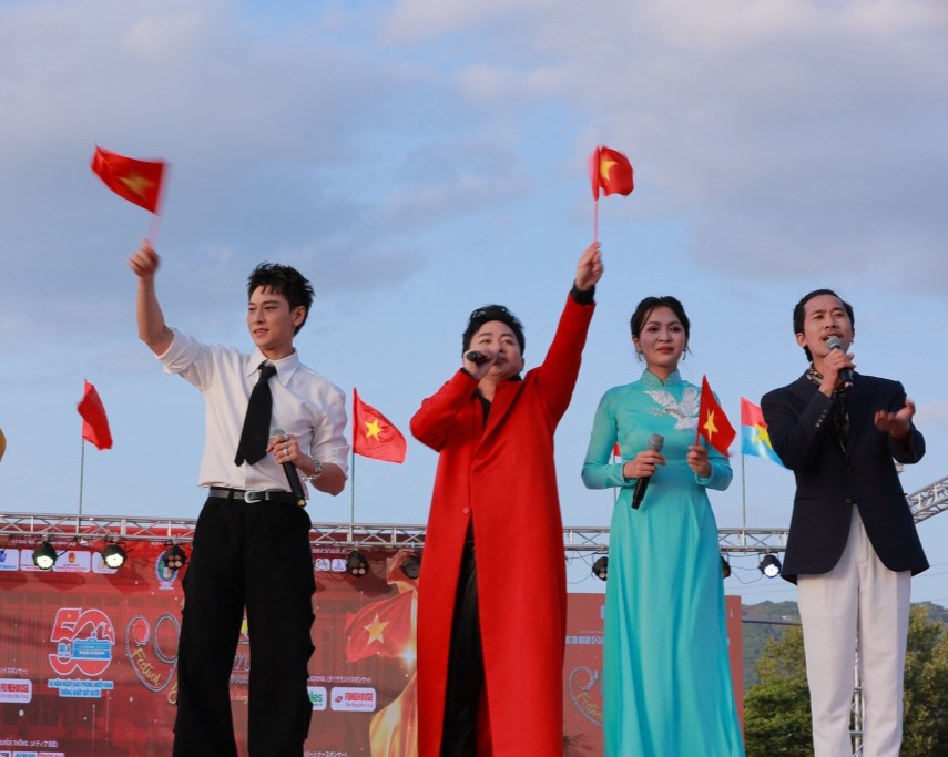 Tùng Dương hòa giọng cùng ca sĩ Duyên Quỳnh, Isaac và đạo diễn Huy Lio