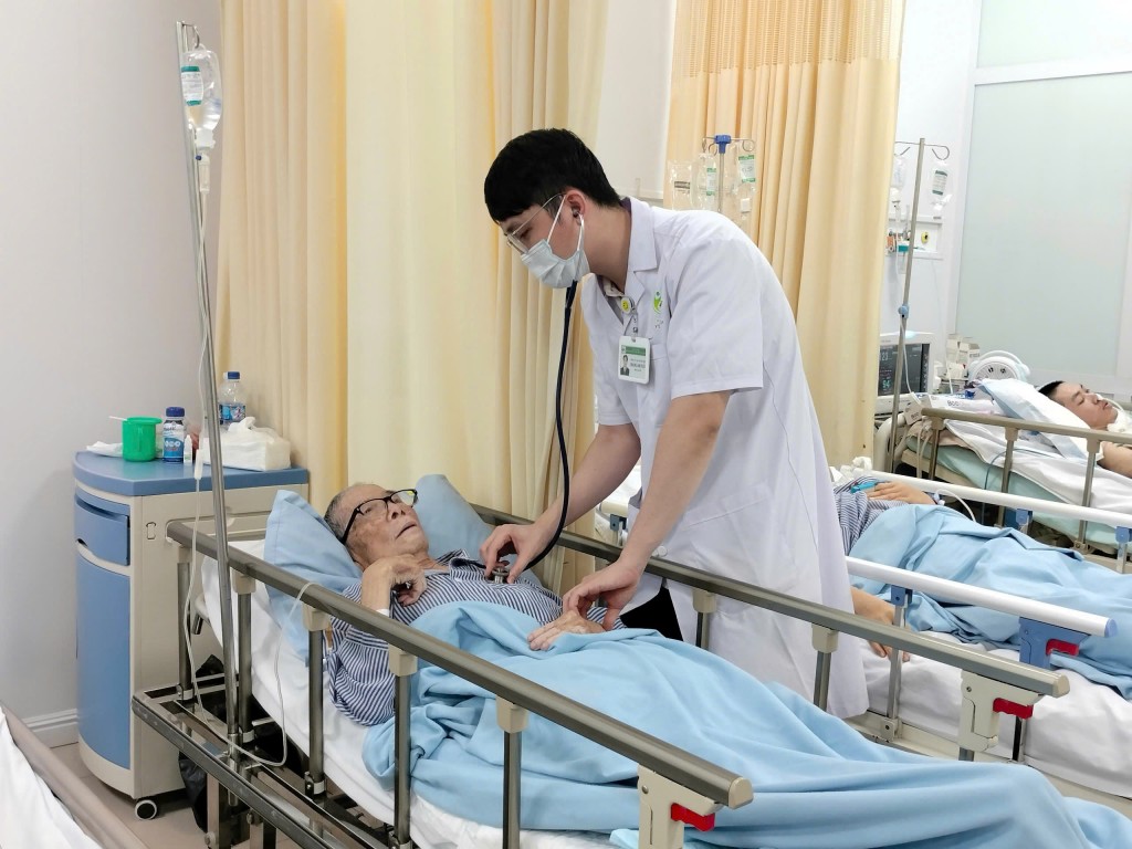 Khoa Cấp cứu Bệnh viện Hữu nghị Việt Nam - Cu Ba chăm sóc bệnh nhân điều trị tại bệnh viện. Ảnh: Sở Y tế