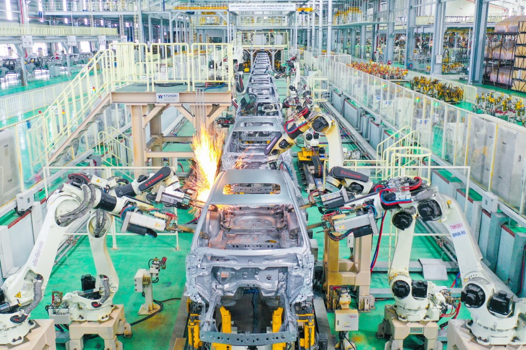 Dây chuyền hàn tự động bằng robot tại nhà máy THACO-Mazda (Khu công nghiệp THACO Chu Lai, Quảng Nam)