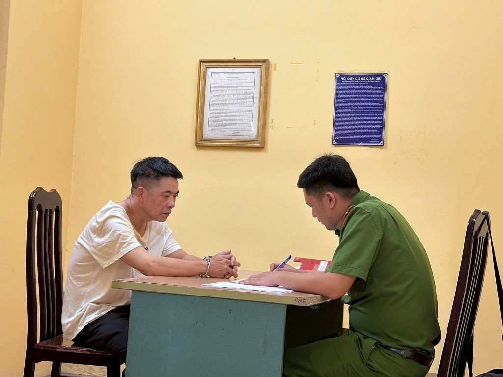 Bị can Nguyễn Xuân Phiến (Chủ tịch UBND xã Tự Nhiên) tại cơ quan công an