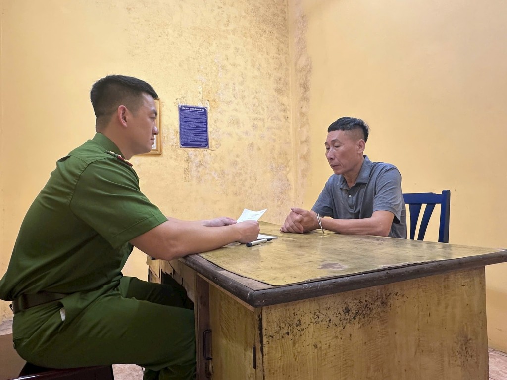 Bị can Nguyễn Văn Phích (Phó Chủ tịch UBND xã Tự Nhiên) tại cơ quan công an.