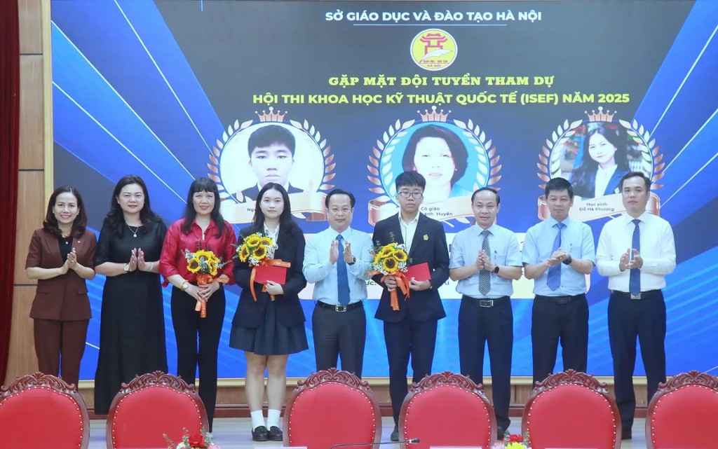 Ban Giám đốc Sở GD&ĐT Hà Nội chúc mừng Trường THPT Việt Đức và động viên hai học sinh của trường có dự án đoạt giải Nhất, được Bộ GD&ĐT chọn đại diện học sinh Việt Nam dự thi ISEF quốc tế 2025.