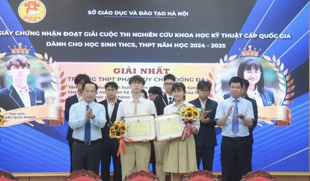 Giám đốc Sở GD&ĐT Hà Nội Trần Thế Cương và Phó Giám đốc Sở GD&ĐT Hà Nội Phạm Quốc Toản trao giải Nhất cho hai học sinh Trường THPT Phan Huy Chú - Đống Đa.