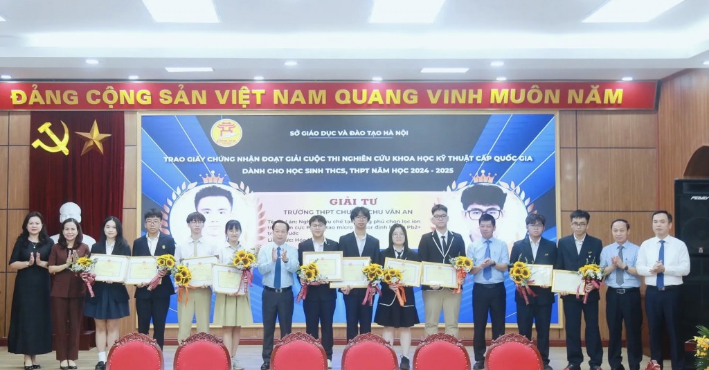 Lãnh đạo Sở GD&ĐT Hà Nội trao giấy chứng nhận cho các học sinh đoạt giải tại Cuộc thi khoa học kỹ thuật cấp quốc gia năm học 2024 - 2025.
