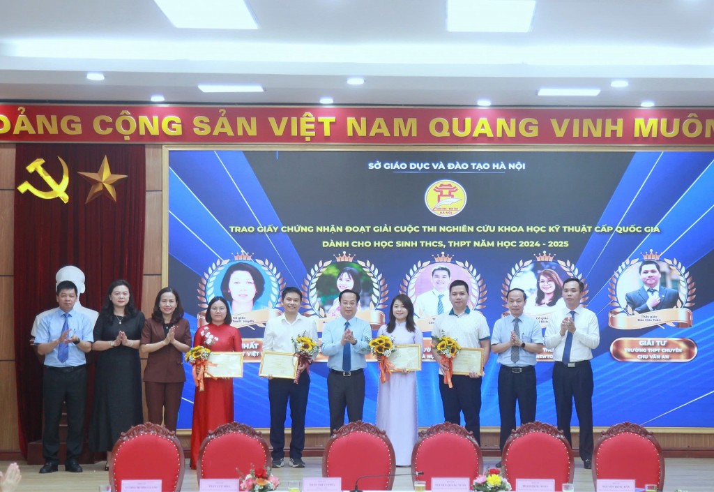 Ban Giám đốc Sở GD&ĐT Hà Nội trao chứng nhận cho các thầy cô hướng dẫn học sinh có dự án đoạt giải.
