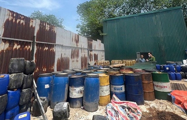Khởi tố điều tra vụ đổ chất thải nguy hại ở Gia Lâm