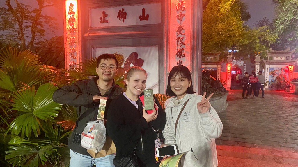 Meg và Brian vui vẻ sau khi tham gia tour đêm Đền Ngọc Sơn - Ảnh: Diệu Anh