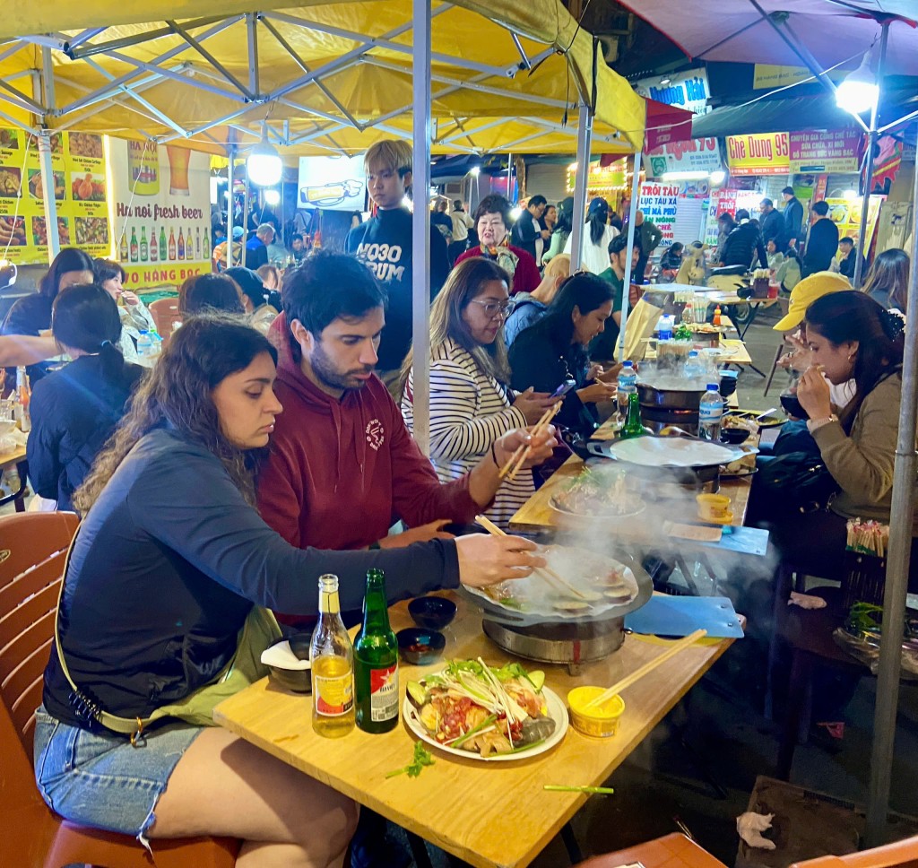 Hà Nội về đêm trong mắt du khách quốc tế