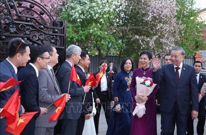 Tổng Bí thư Tô Lâm và Phu nhân đến thăm Đại sứ quán Việt Nam tại Kazakhstan. Ảnh: Thống Nhất - TTXVN